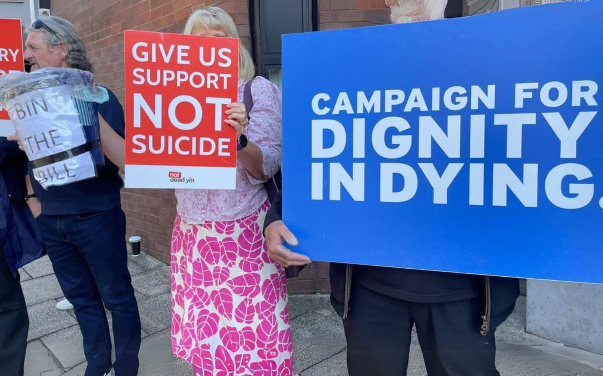 Health Secretary Maintains Opposition to Assisted Dying Bill as Debate Resumes