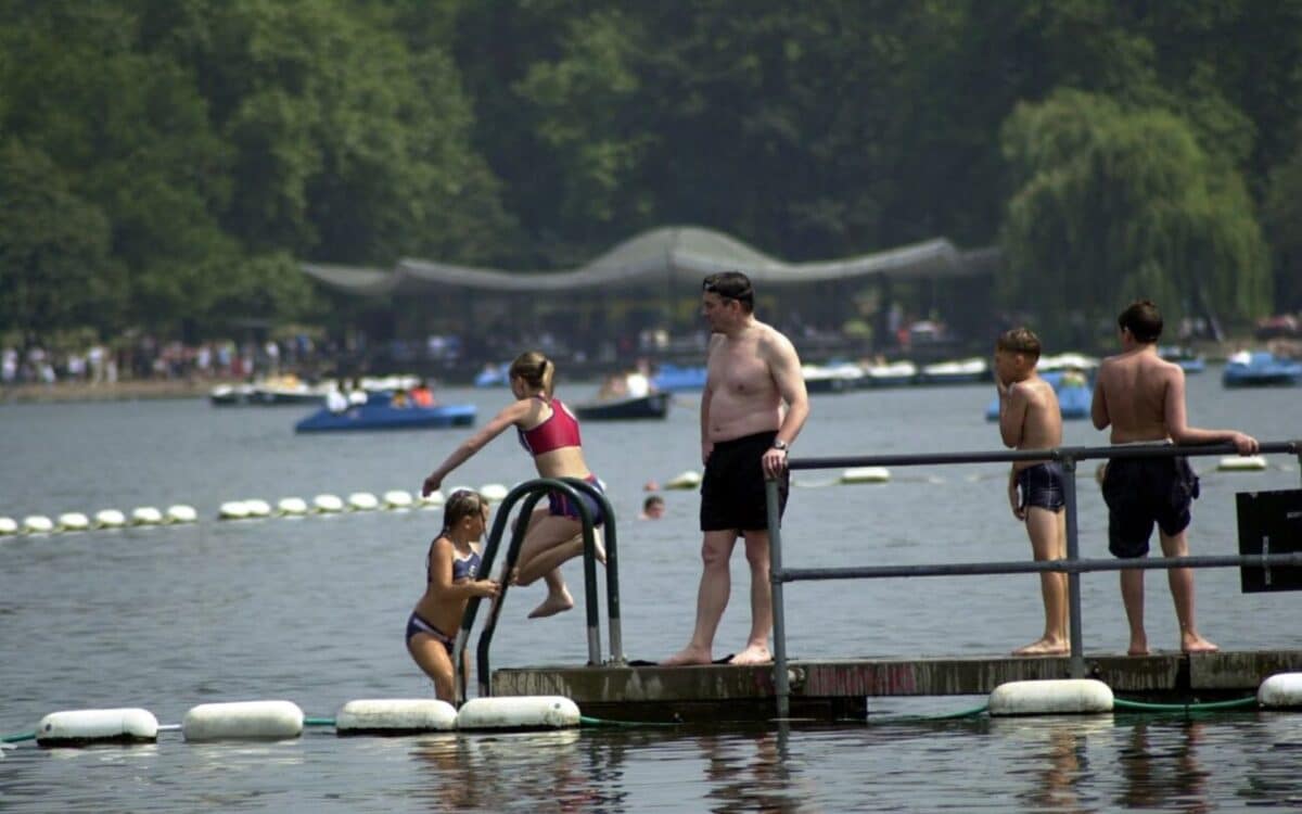 Hot Weather Scenes Londons Hyde Park.