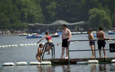 Hot Weather Scenes Londons Hyde Park.