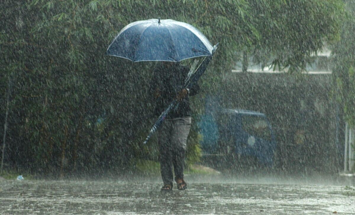 UK heavy rainfall flood warning