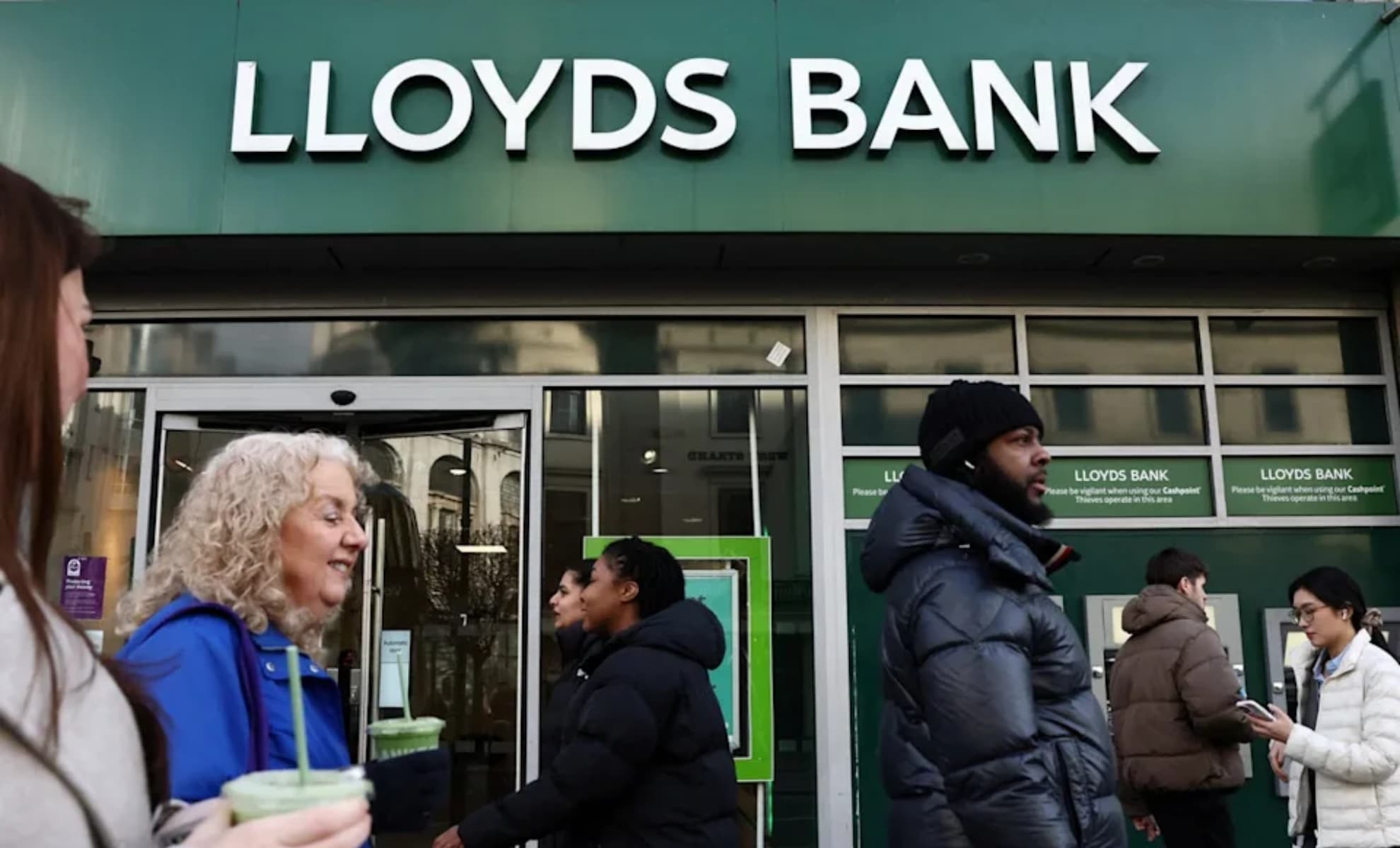 This New Lloyds Savings Account Pays 8% — But Not Everyone Can Open It
