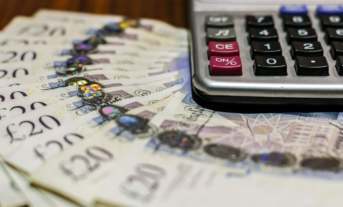 UK Pay Squeeze Returns as Private Sector Wage Growth Hits Near Six-Year Low