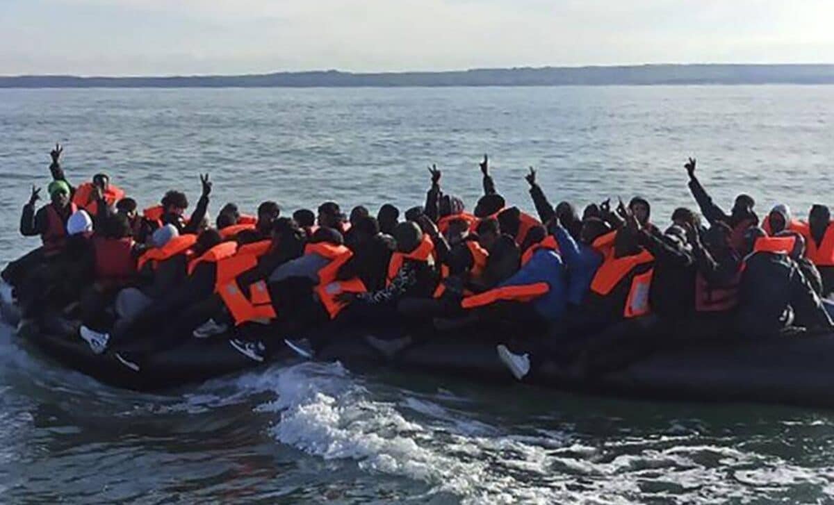 More Migrant Boats Persist in Crossing Channel to England Amid Rwanda Threat