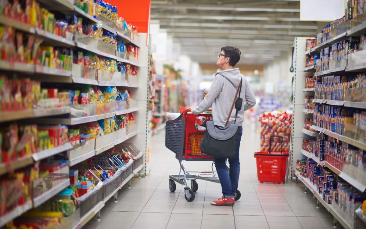 Woman grocery shopping in Biggest Grocery Companies’ Strategy for Boxing Day : 76 Stores Open Across Key Locations