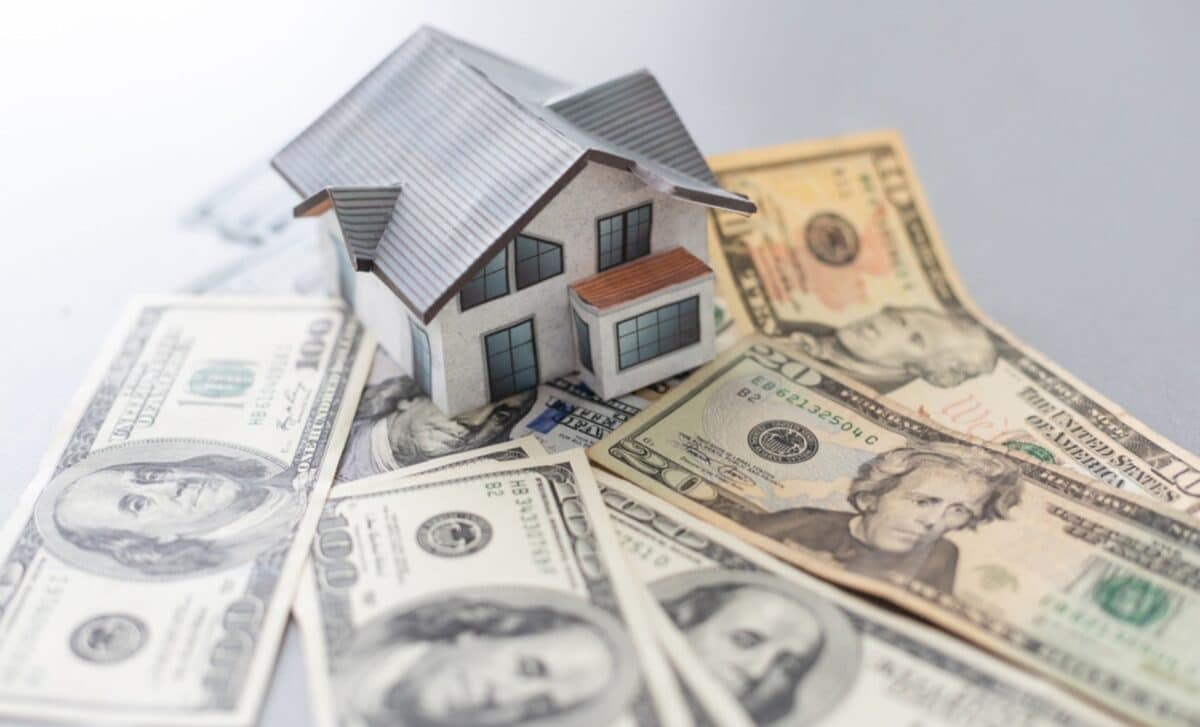 US Housing Market Slumps: Buyers Disappear as Rates Bite Hard